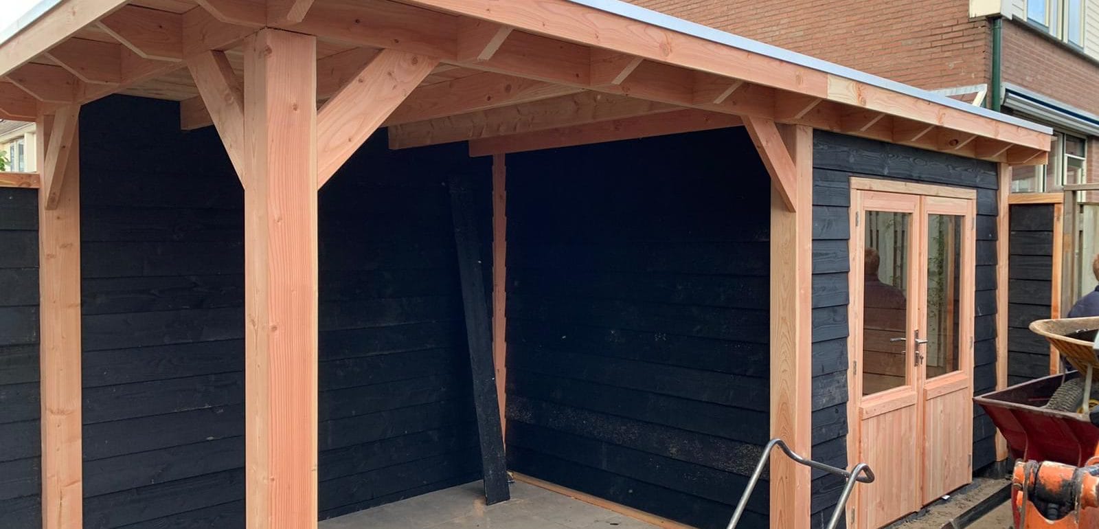 Veranda met schuur en dubbele deur